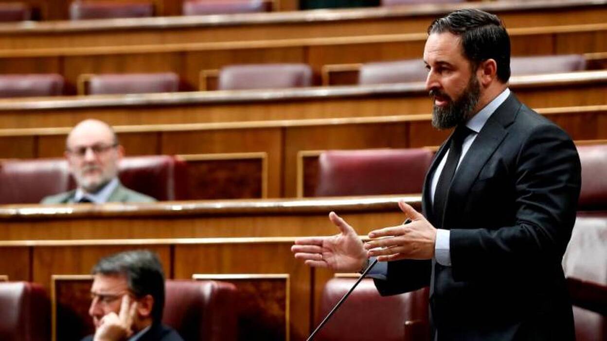 Vox amaga con una moción censura