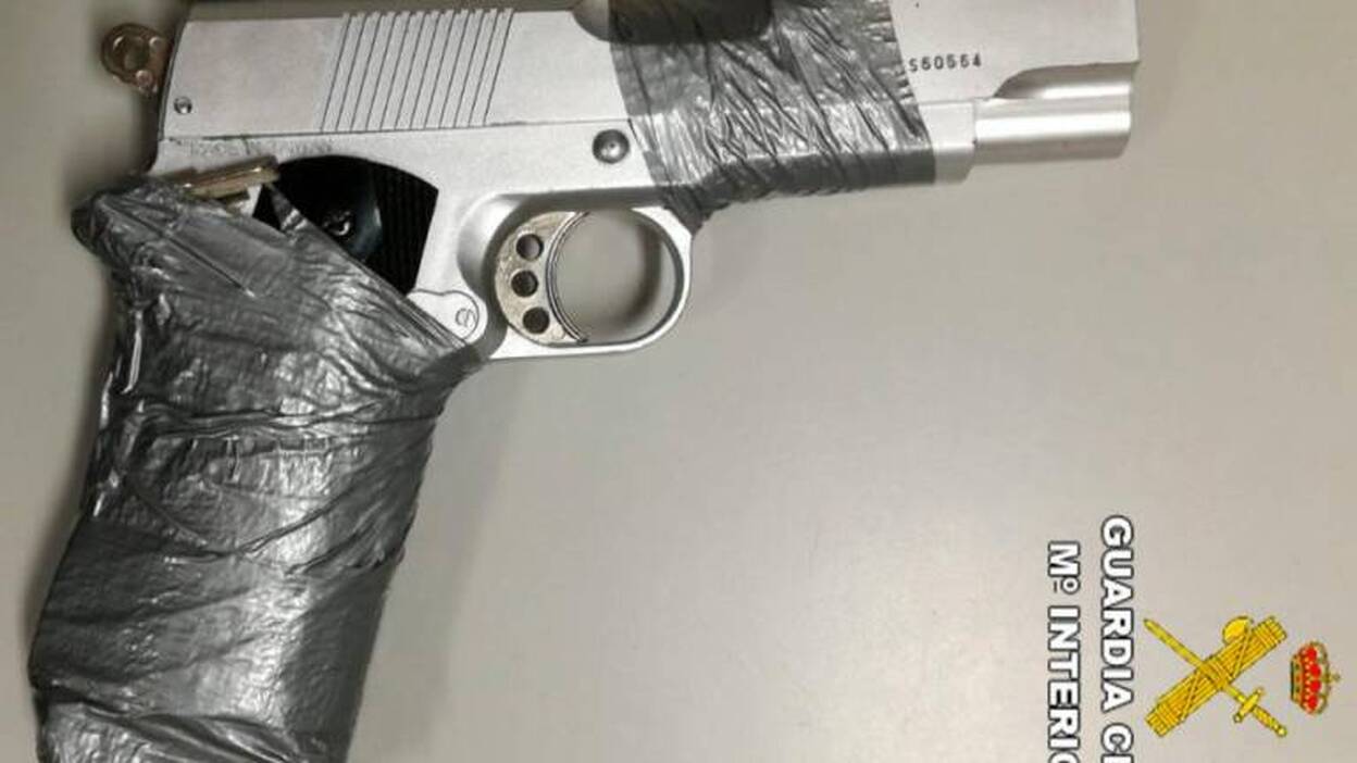 Apunta con un arma a varios guardias civiles en Ingenio