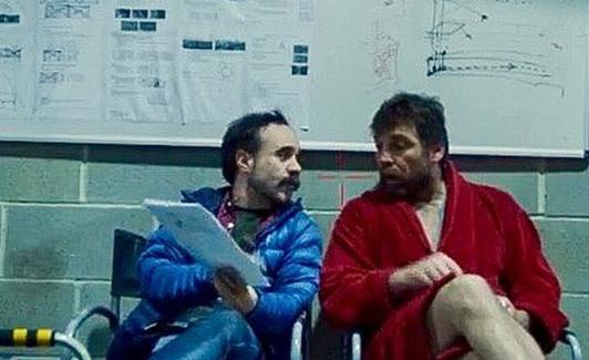 El director Koldo Serra con Hovik Keuchkerian en el rodaje de la cuarta temporada de 'La casa de papel'.