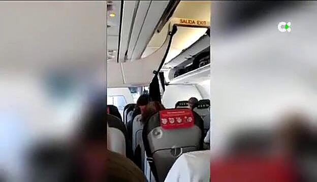 Protesta de los pasajeros en un avión con destino a Gran Canaria