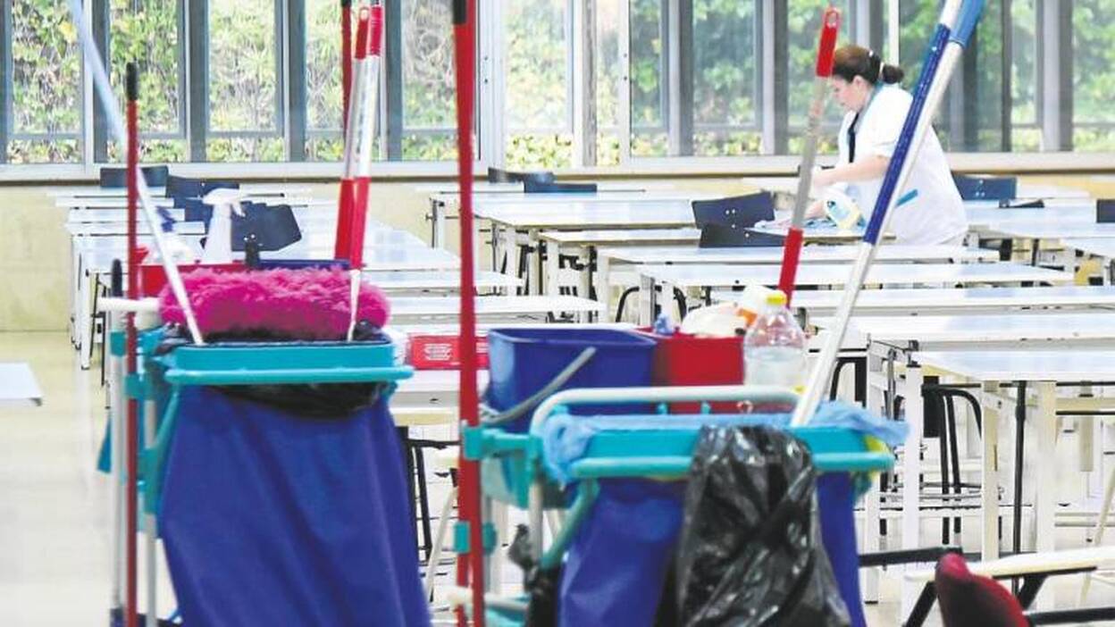 Educación inicia la desinfección de centros para abrir las aulas