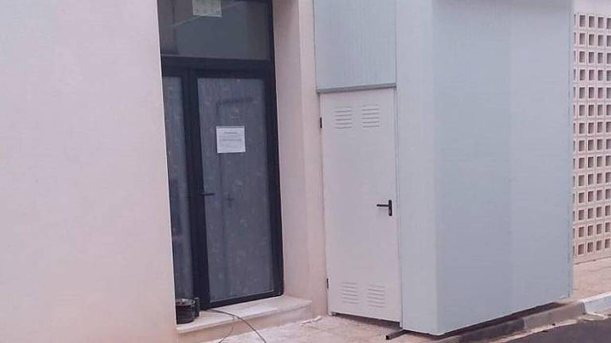 Un locutorio con mampara para comunicarse