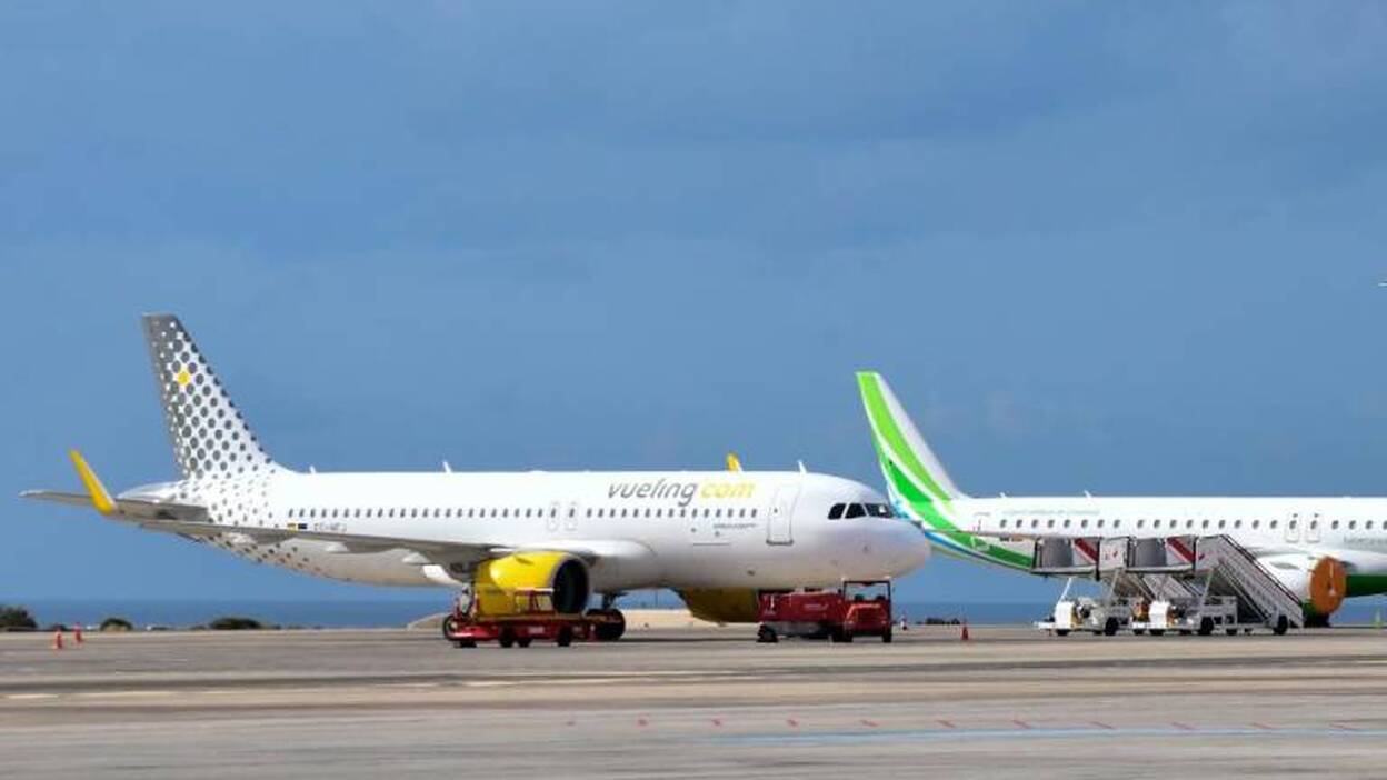 El tráfico aéreo en Canarias cae un 94% en abril