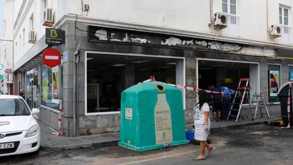 Los pirómanos de contenedores de Arrecife se salvan de la prisión