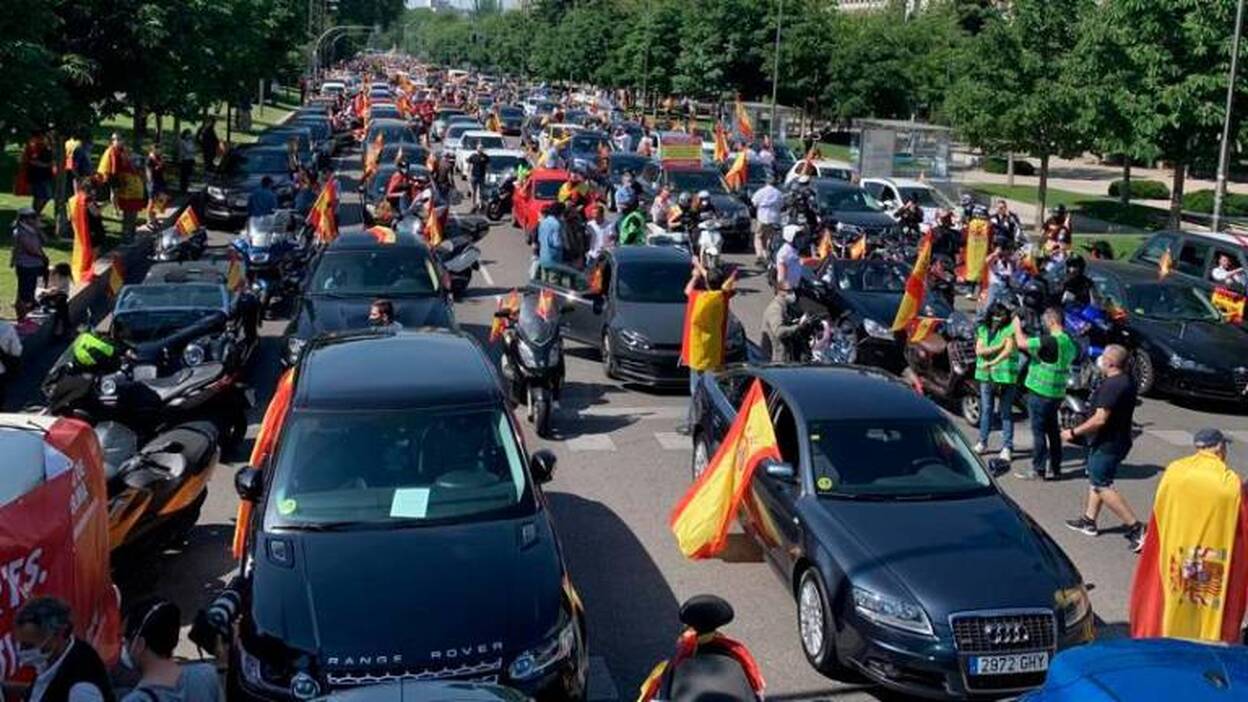 Vox sale en coche a protestar contra el Gobierno