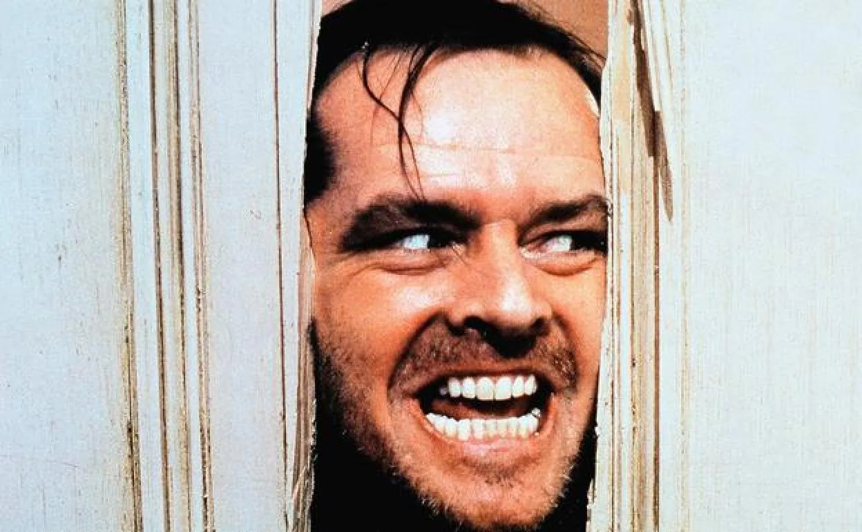 Jack Nicholson da vida en 'El resplandor' a un escritor bloqueado que acepta trabajar como vigilante de un hotel aislado por la nieve.