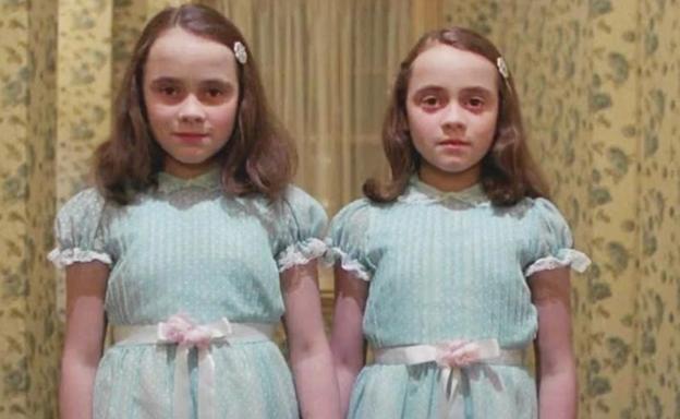 Imagen principal - Las niñas gemelas del hotel (Louise y Lisa Burns) que se aparecen al pequeño Danny (Danny Lloyd) y Shelley Duvall, que vivió una auténtica pesadilla en el rodaje.