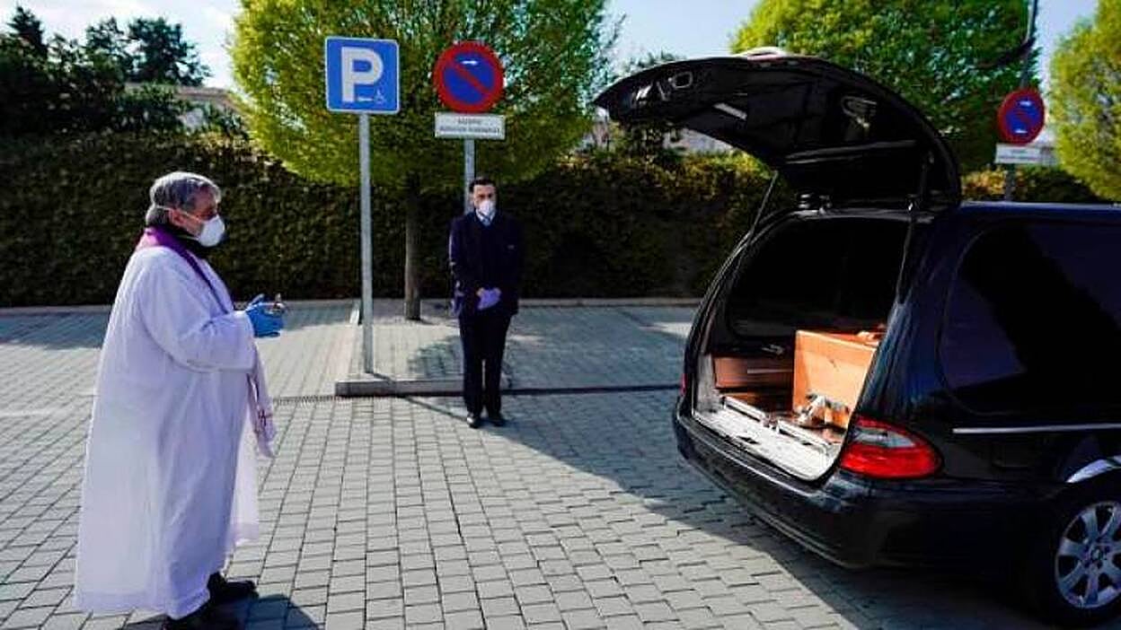 El INE revela que la pandemia se ha cobrado 15.000 muertos más de los que reconoce Sanidad