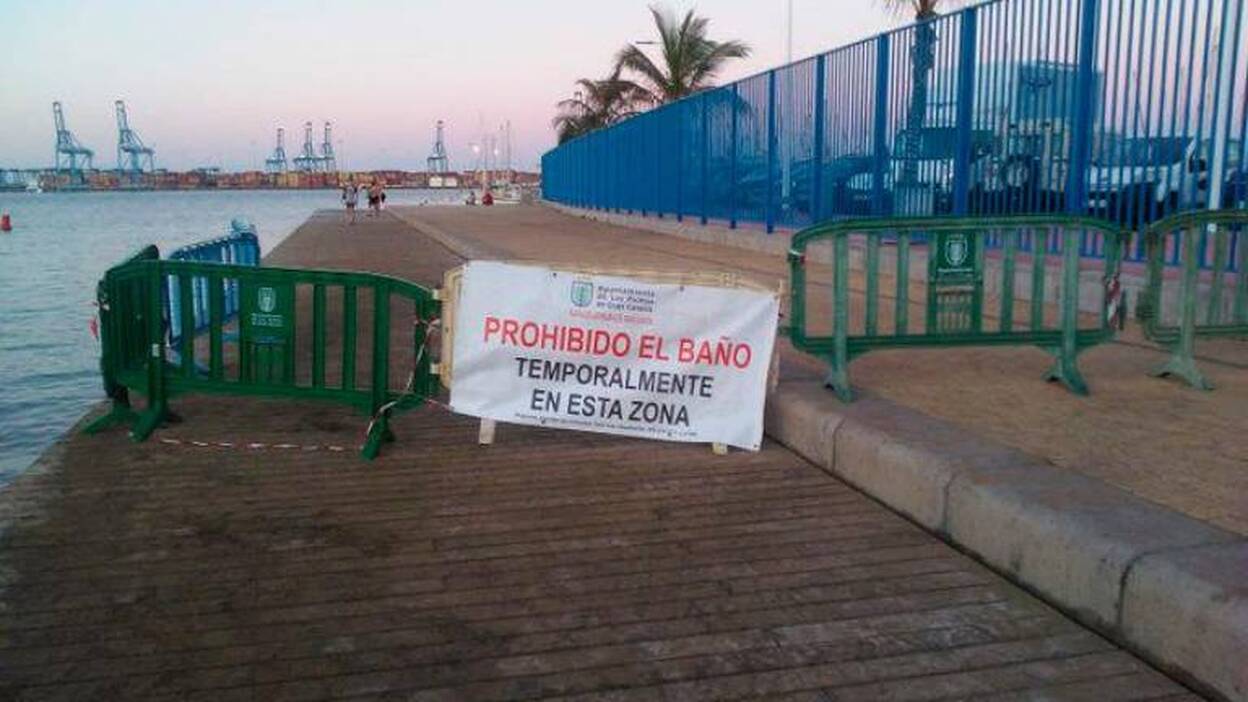 El ayuntamiento prohibe el acceso al solario de la playa de Las Alcaravaneras