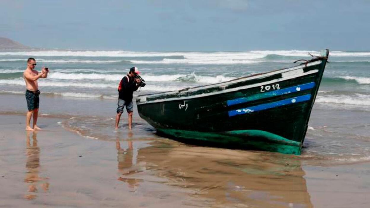Un menor de la patera de Lanzarote da positivo