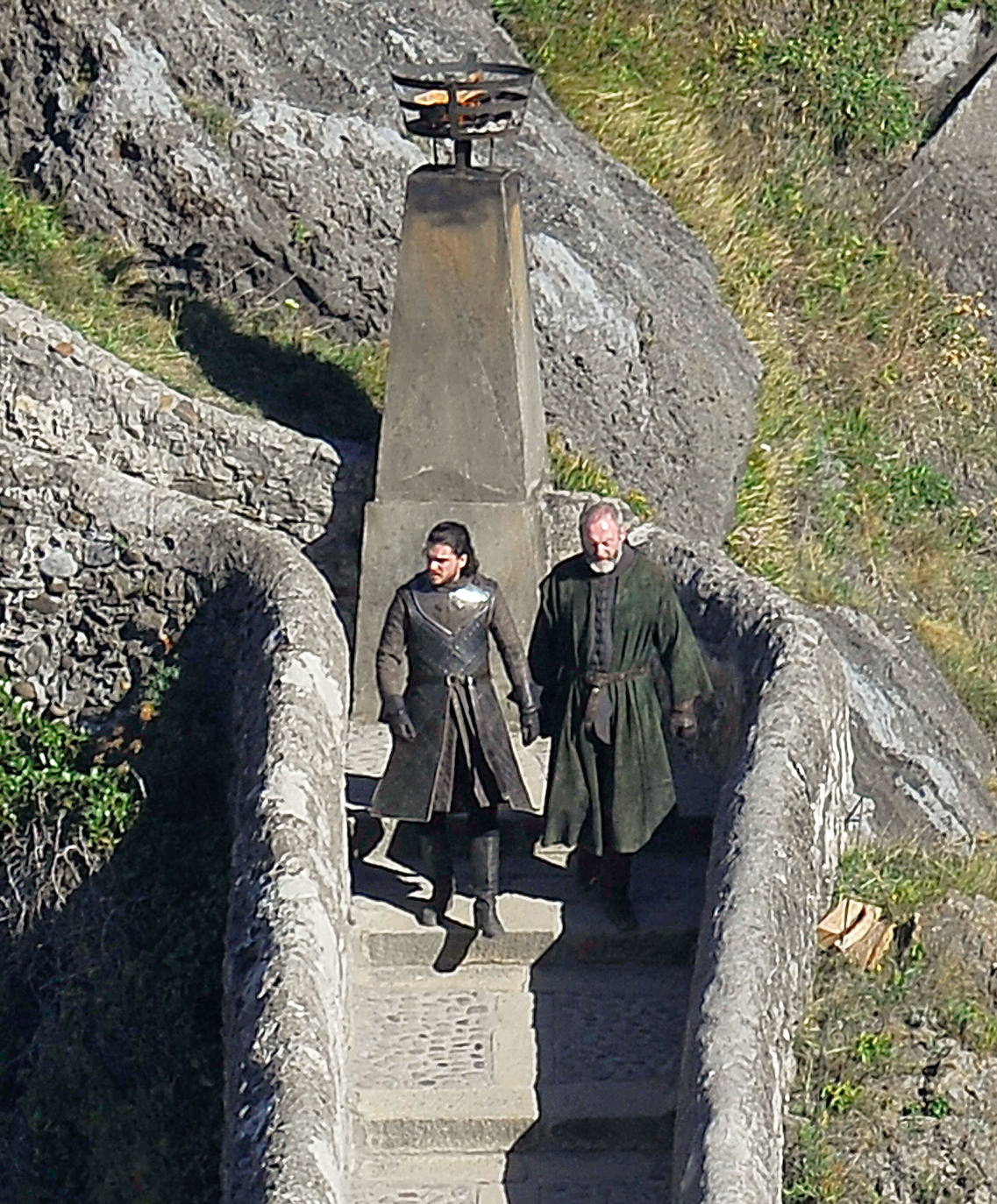 Jon Nieve (Kit Harington) y Ser Davos Seaworth (Liam Cunningham) bajan por la escalera de San Juan de Gaztelugatxe.