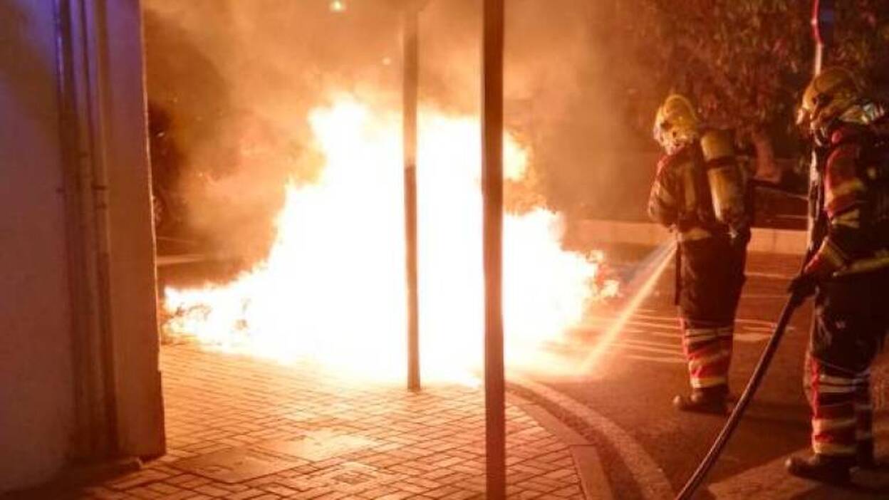 Contenedores quemados en Playa Honda