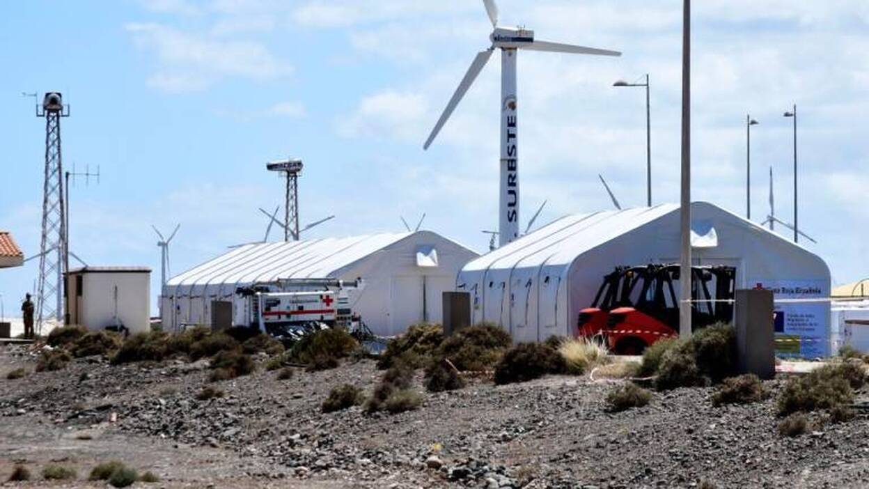 Ecoaga y Aenaga rechazan el campamento de inmigrantes en Arinaga