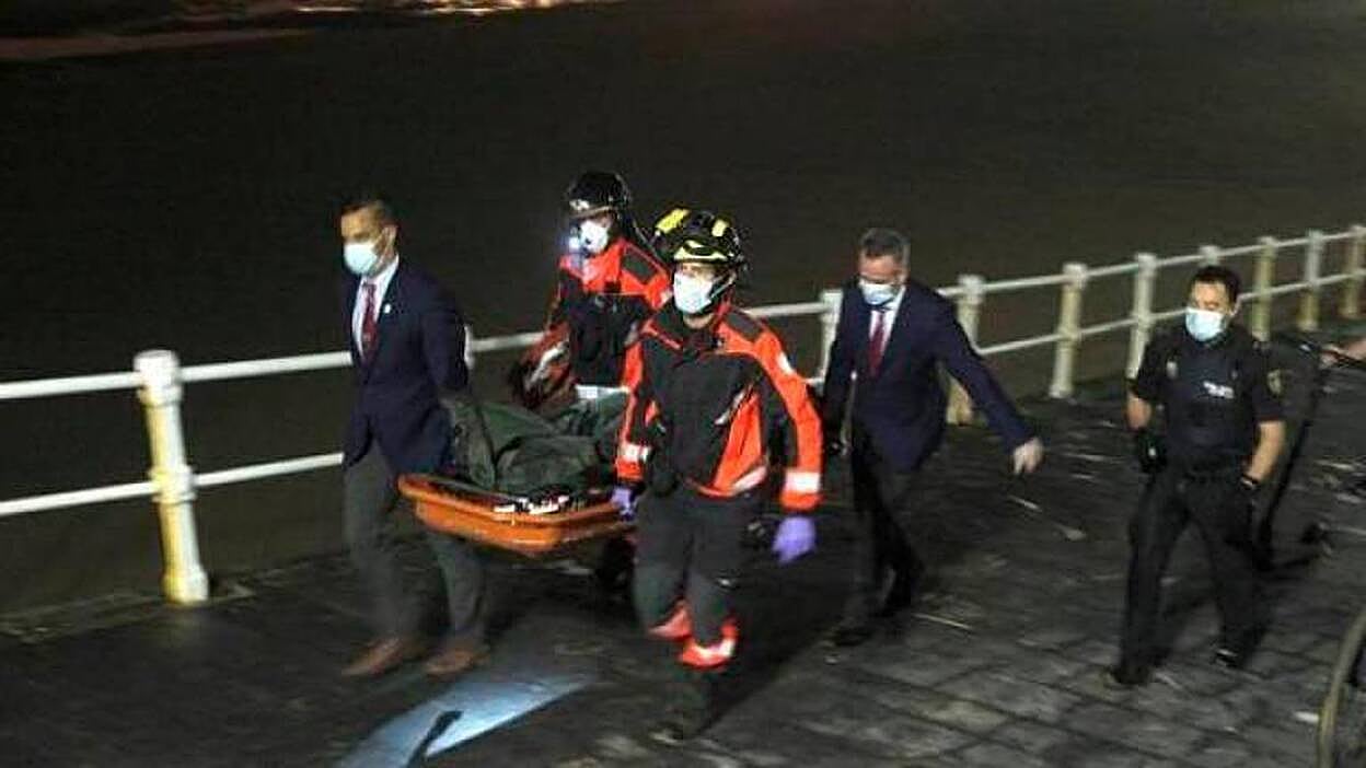 Fallece un joven de 19 años al intentar rescatar a su novia en una playa de Gijón