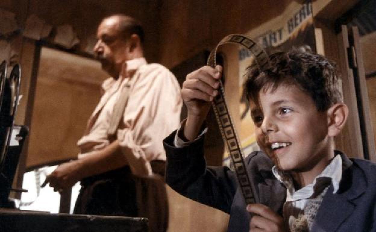 Alfredo, el proyeccionista (Philippe Noiret), y su pupilo, el pequeño Totò (Salvatore Cascio), en la cabina de 'Cinema Paradiso'.