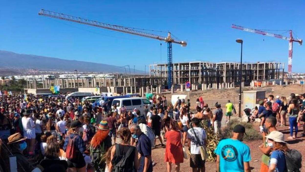En libertad los activistas que se subieron a una grúa en contra del hotel La Tejita