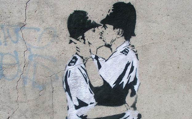El graffiti de Banksy que denuncia la homofobia.
