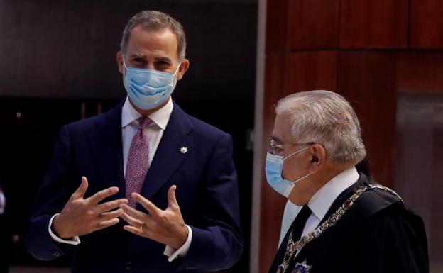 El presidente del TC, Juan José González Rivas, conversa con el rey Felipe. 