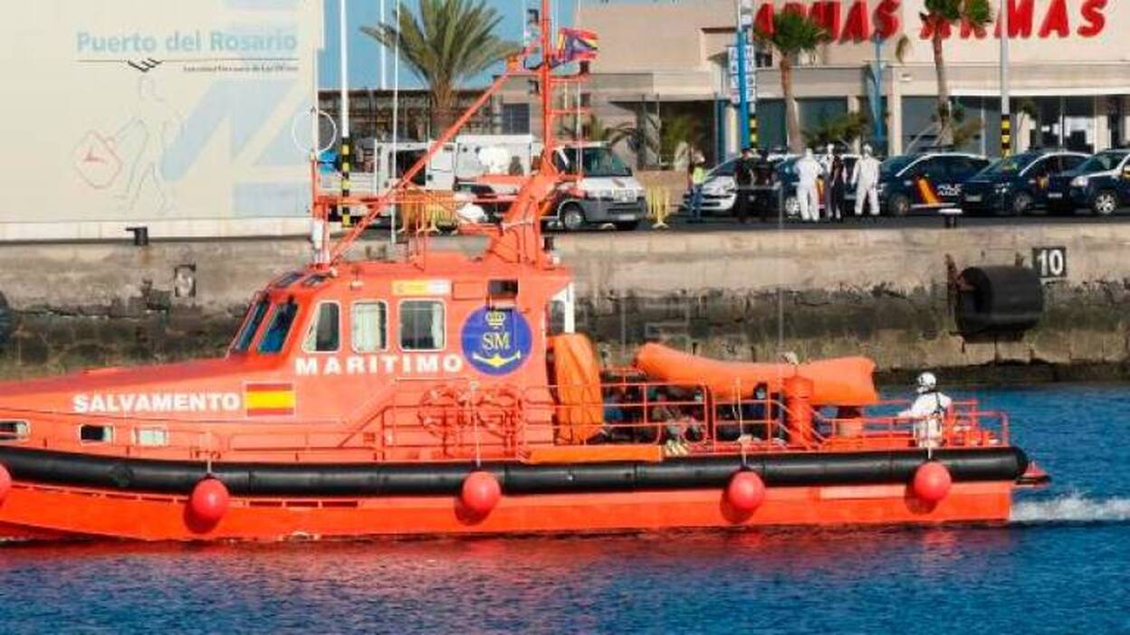 Una patera pide ayuda por naufragio rumbo a Canarias