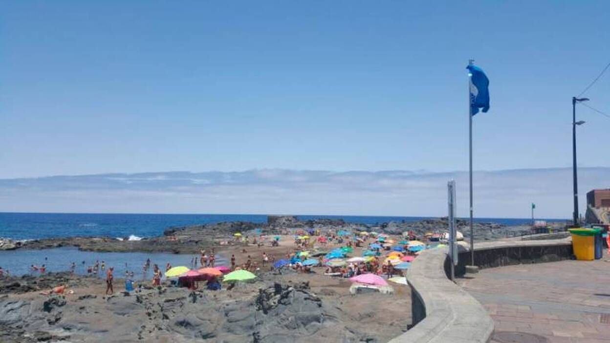 El Puertillo y Los Charcones vuelven a izar bandera azul