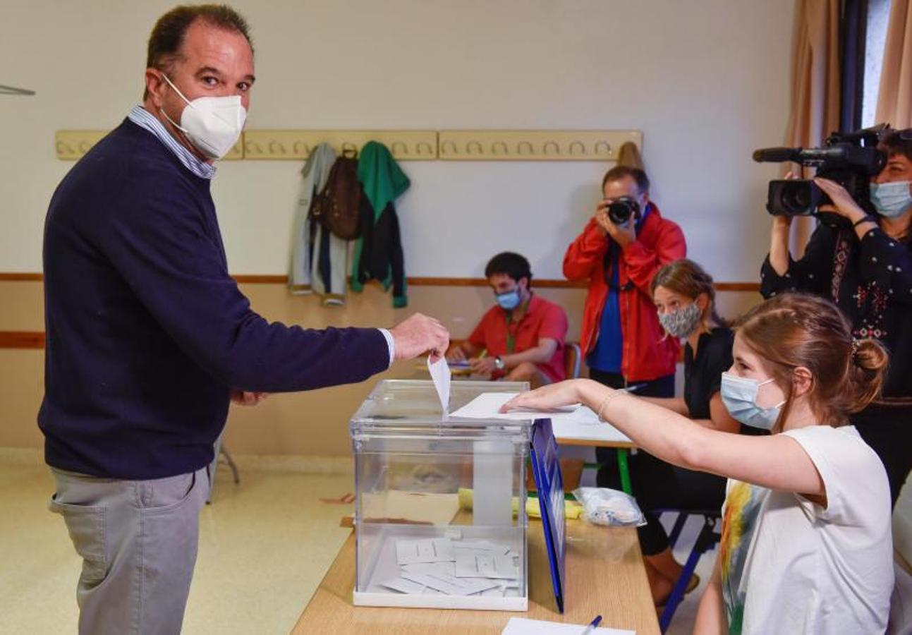 El candidato de PP+Cs a Lehendakari, Carlos Iturgaiz, vota a los comicios vascos en un colegio electoral de Getxo (Vizcaya) 