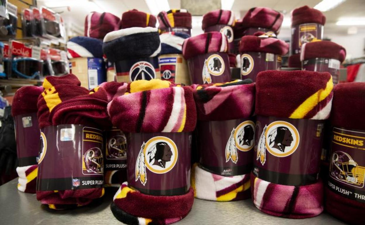 Productos de los Washington Redskins a la venta en una tienda en Virginia. 
