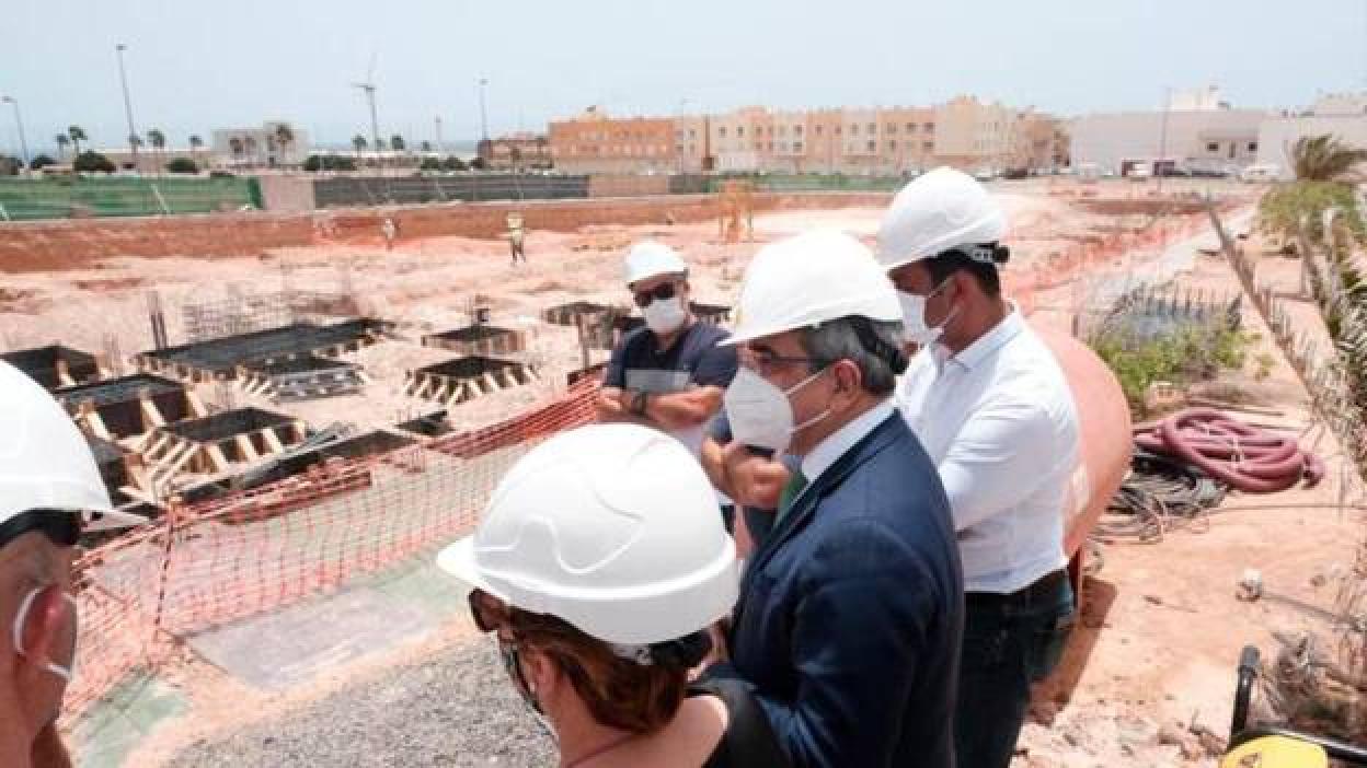 Román Rodríguez sitúa a Fuerteventura «a la cabeza de la recuperación económica»