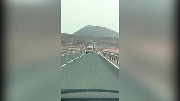 Circula en sentido contrario durante 2 kilómetros