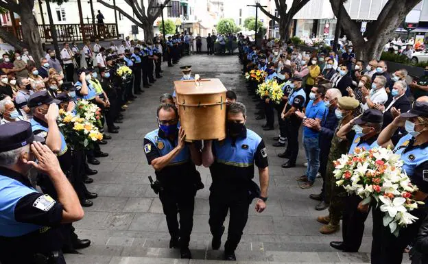 El féretro fue cargado por cuatro compañeros policías locales. 