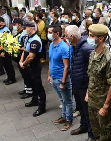 Imagen secundaria 2 - Honores y lágrimas en el adiós del policía Martín Calzada
