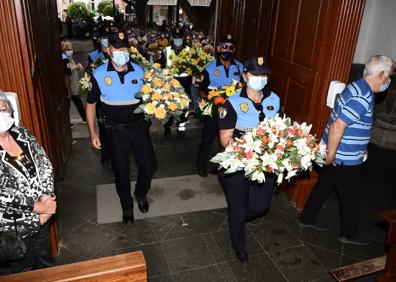 Imagen secundaria 1 - Honores y lágrimas en el adiós del policía Martín Calzada