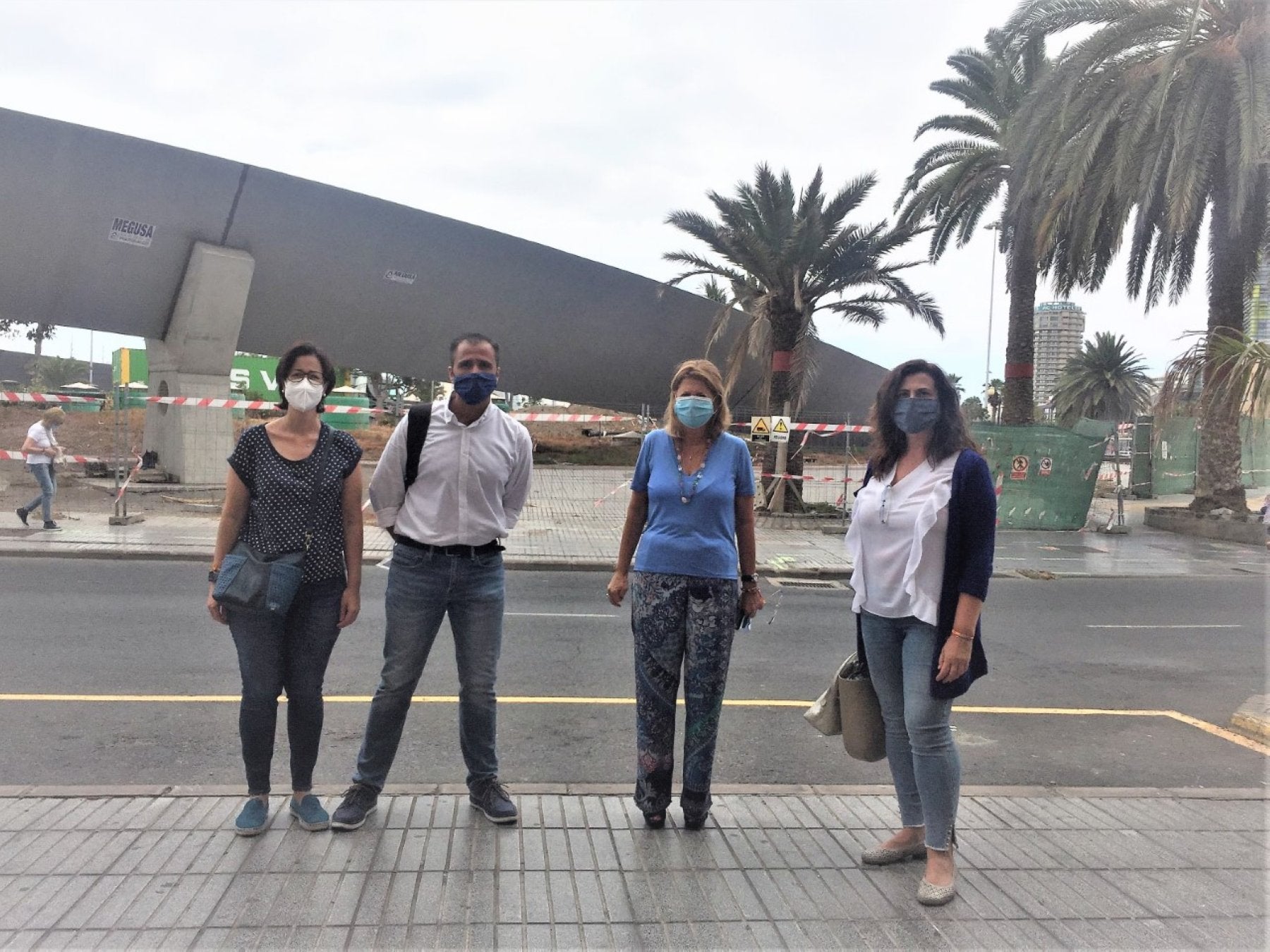 María Amador, Ángel Sabroso, Pepa Luzardo y Rosa Viera, ayer a los pies de la inacabada Onda Atlántica. 