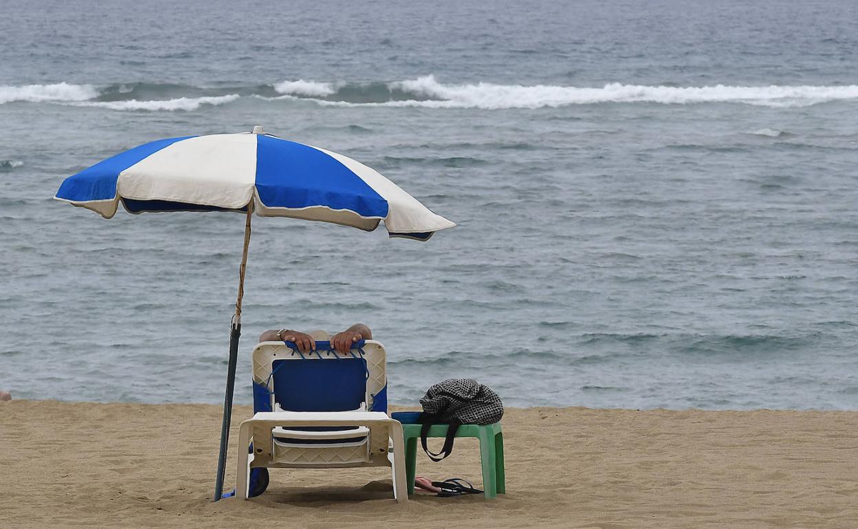 Imagen de archivo de un bañista en Las Canteras. 