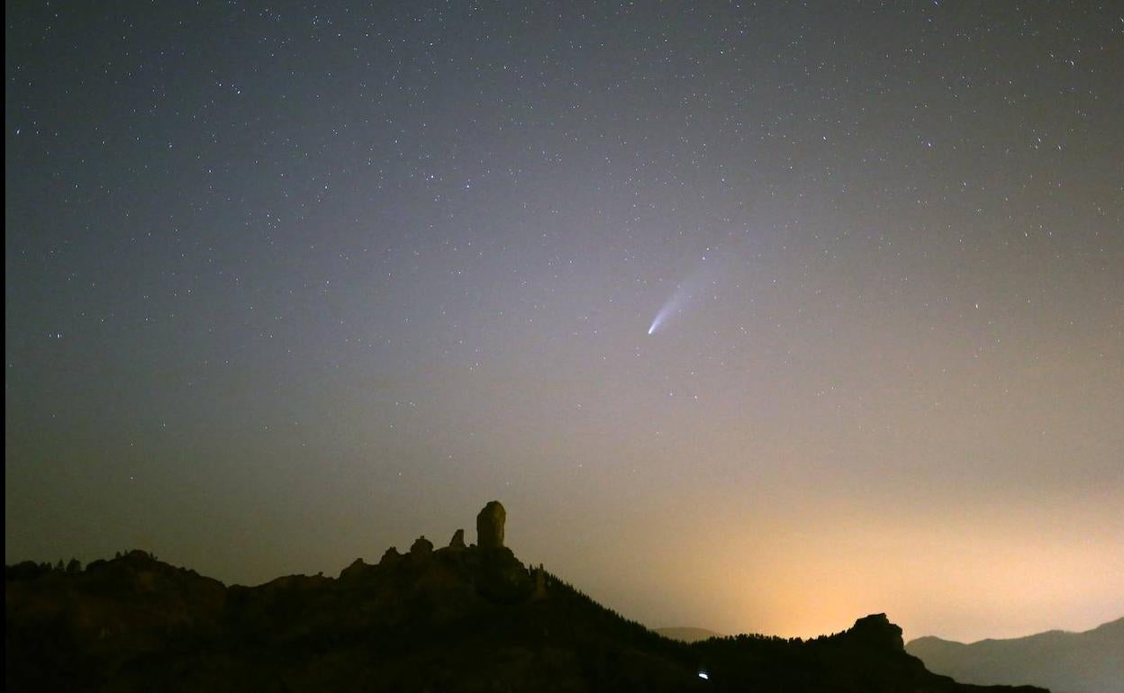 Imagen del cometa cruzando el Roque Nublo, en Gran Canaria. 