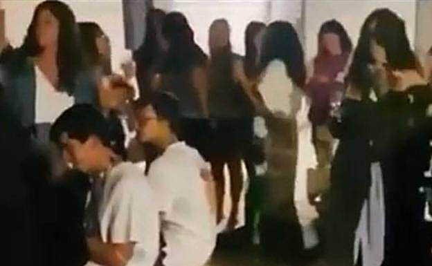 Imagen de los jóvenes sin mascarilla