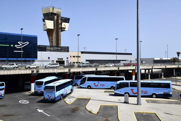 Guaguas del turoperador TUI esperan la llegada de turistas en el aeropuerto de Gran Canaria. 
