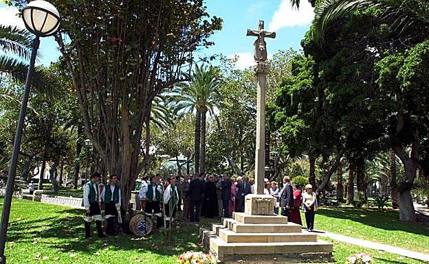 Celebración de la festividad de Santiago bajo el cruceiro.