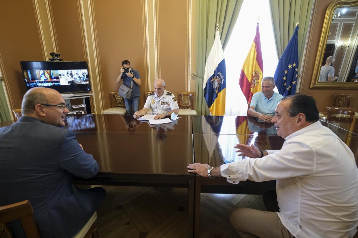 De izquierda a derecha, el delegado del Gobierno, el jefe superior de Policía, el representante de la Fecam y el consejero de Sanidad. 