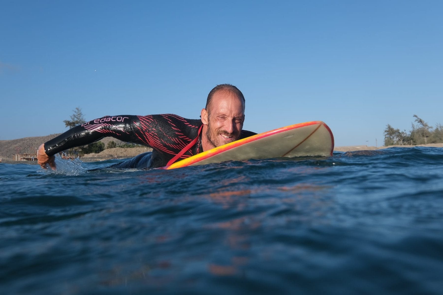 Antonio Müller siente pasión por el mar. En la imagen, practicando surf en la costa de Arguineguín. 