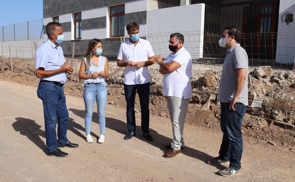 Fernando Enseñat, en el centro, con otros cargos del PP, en la obra. 