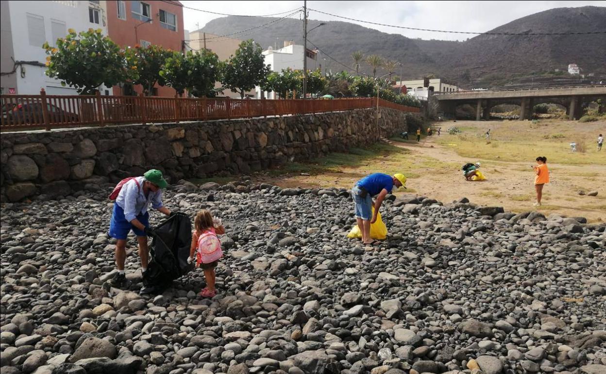 Voluntarios recogiendo basura en el barranco de Azuaje
