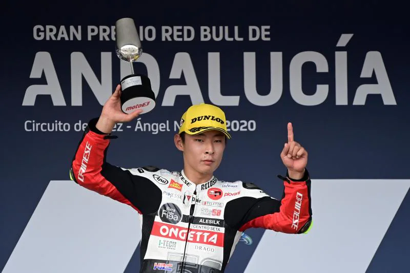Tatsuki Suzuki celebra su victoria en el podio. 