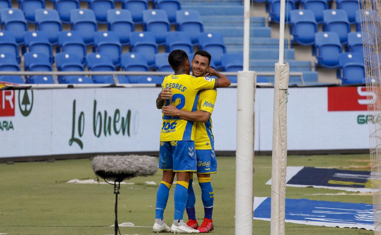 Rubén Castro, máximo artillero amarillo, se abraza con Cristian Cedrés en el último encuentro de la temporada. 