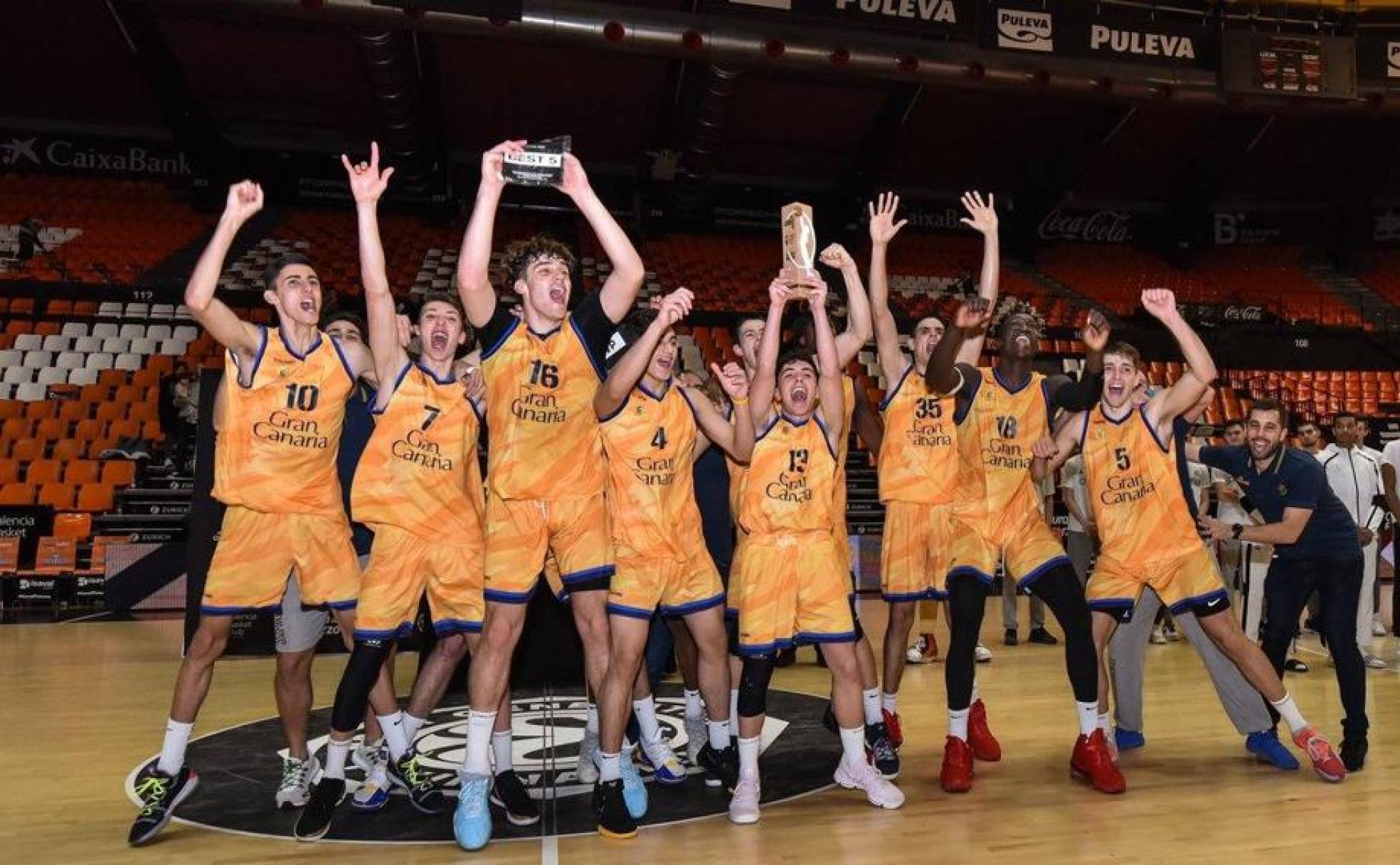 El equipo junior celebrando su éxito en Valencia el curso pasado