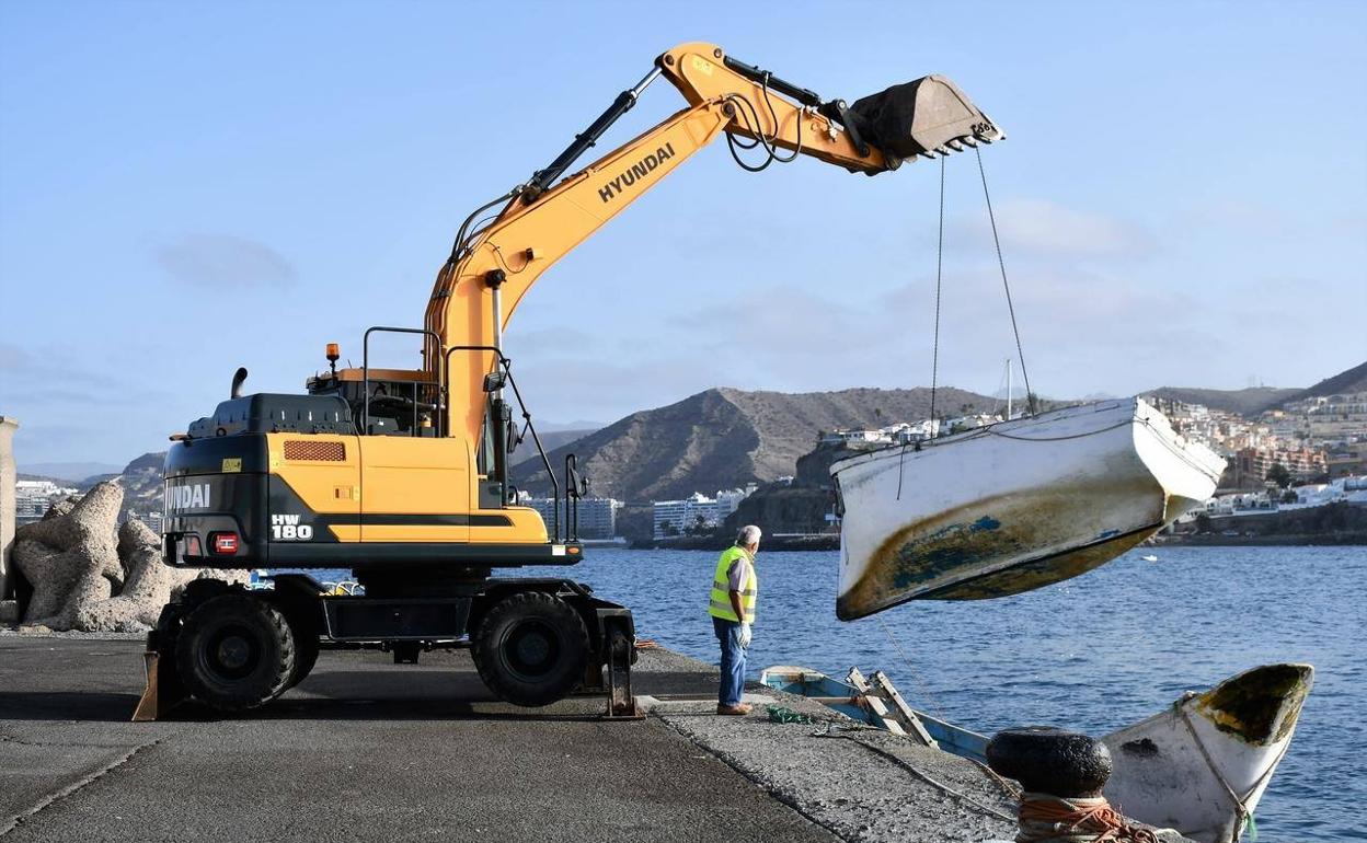 Mogán retira cayucos y pateras del muelle de Arguineguín