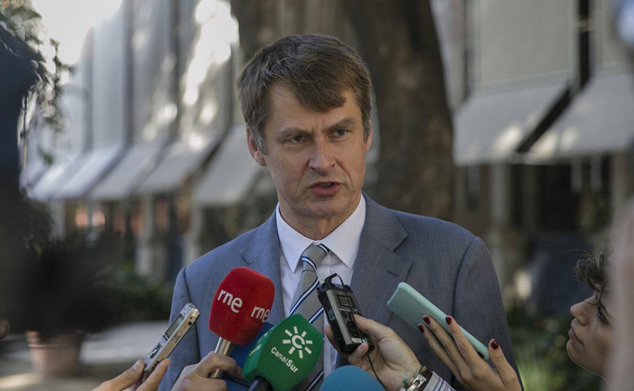 El embajador británico dice que «hoy por hoy» la cuarentena rige para toda España, incluidas las Islas. 