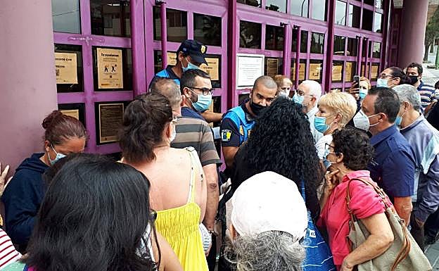Los ciudadanos se agolpaban esta mañana a las puerta de la sede del INSS en la capital grancanaria