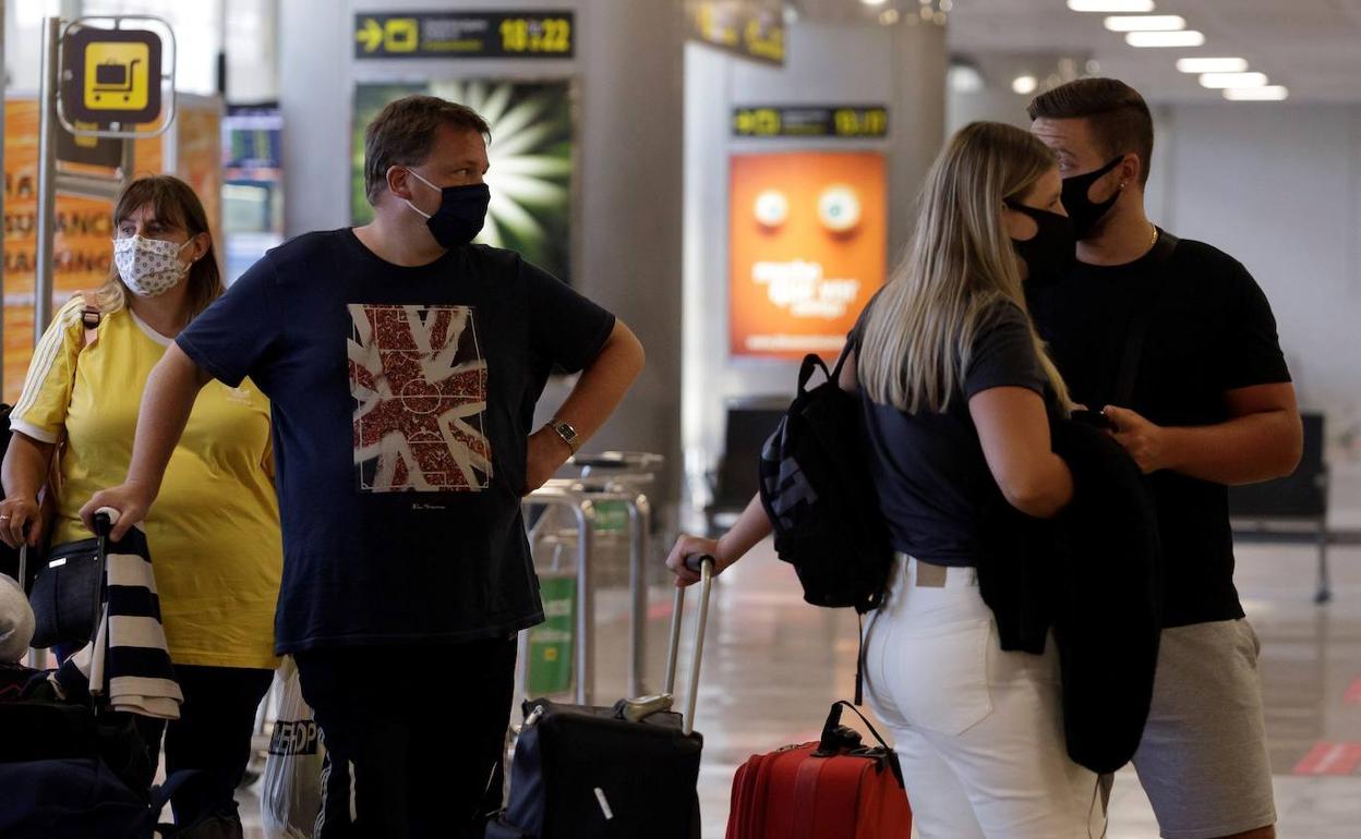 Turistas británicos espeando en el aeropuerto. 