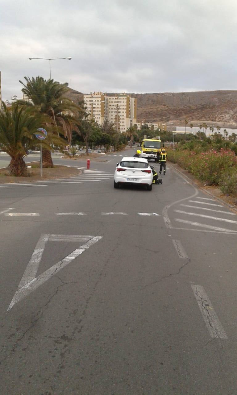 Los bomberos retiraron un vehículo de la vía en Jinámar por la falta de grúas.