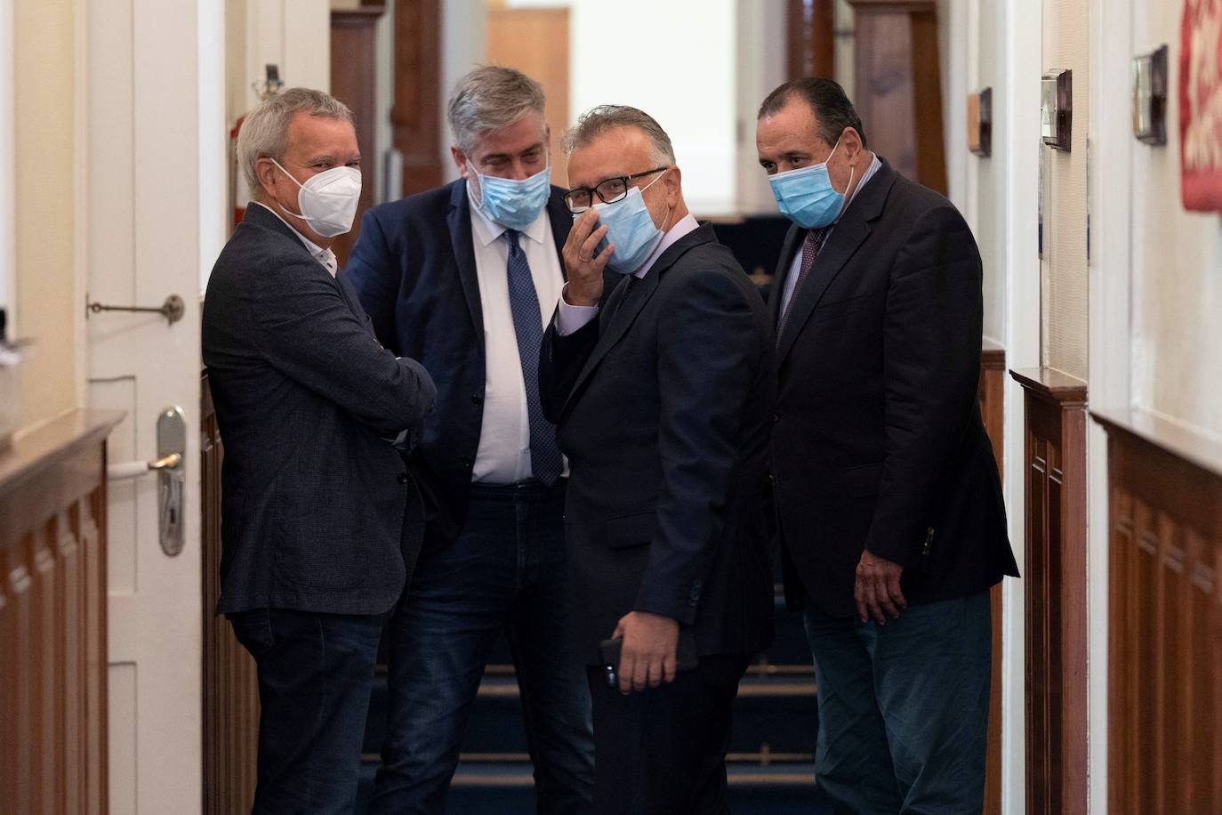 De izquierda a derecha, Sebastián Franquis, Jorge Tomás González, Ángel Víctor Torres y Blas Trujillo en los pasillos del Parlamento